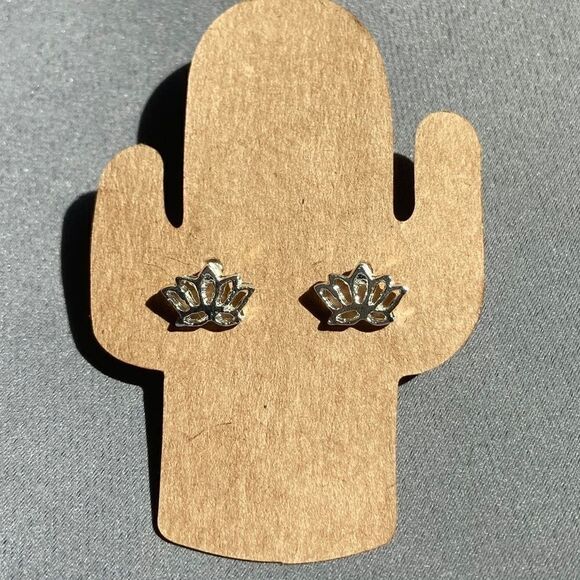 Lotus stud earrings - Picture 3 of 3